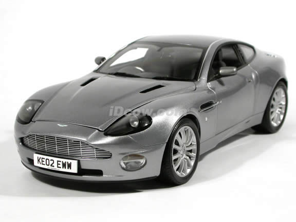 2002 Aston Martin Vanquish V12 007 James Bond diecast model car 1:12 scale die cast by Kyosho - Silver