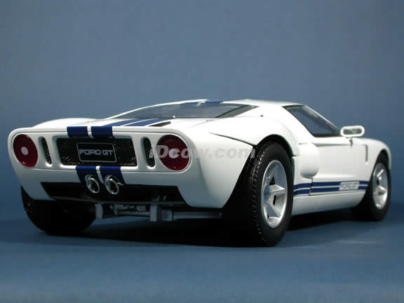 2004 Ford GT diecast model car 1:12 scale die cast by Motor Max - White