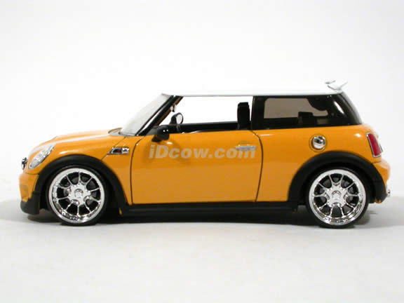 2007 Mini Cooper S diecast model car 1:24 scale die cast by Jada Toys - Yellow