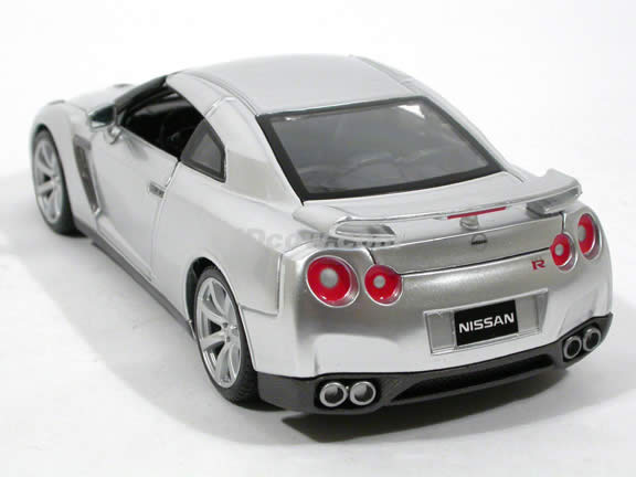 2009 Nissan GT-R diecast model car 1:24 scale die cast by Maisto - Silver 31294