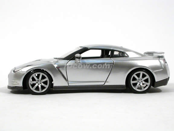 2009 Nissan GT-R diecast model car 1:24 scale die cast by Maisto - Silver 31294