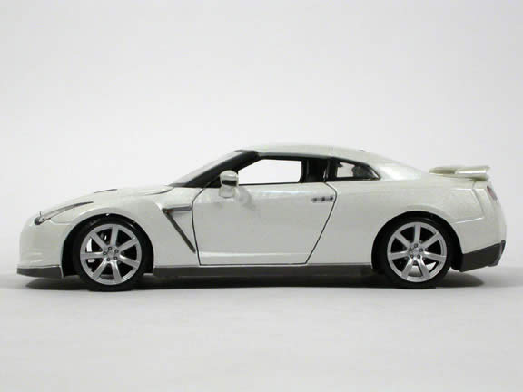 2009 Nissan GT-R diecast model car 1:24 scale die cast by Maisto - White 31294