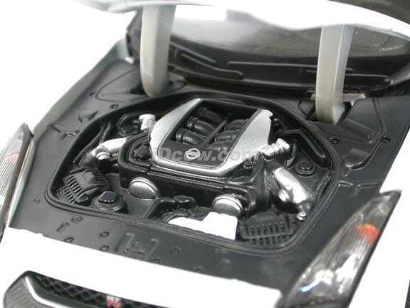 2009 Nissan GT-R diecast model car 1:24 scale die cast by Maisto - White 31294
