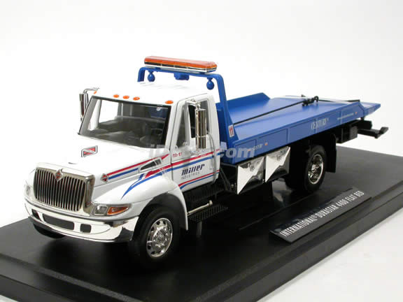 2008 International Durastar 4400 Flat Bed Tow Truck diecast model truck 1:24 scale by Jada Toys - Blue White