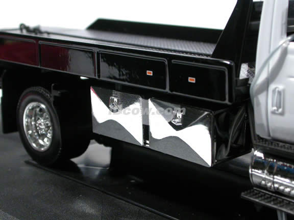 2008 International Durastar 4400 Flat Bed Tow Truck diecast model truck 1:24 scale by Jada Toys - White