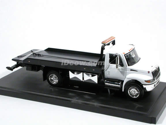 2008 International Durastar 4400 Flat Bed Tow Truck diecast model truck 1:24 scale by Jada Toys - White