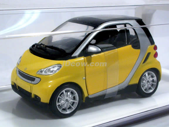 Smart Fortwo diecast model car 1:24 scale die cast by NewRay - Yellow