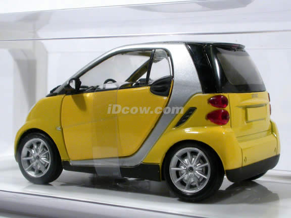 Smart Fortwo diecast model car 1:24 scale die cast by NewRay - Yellow