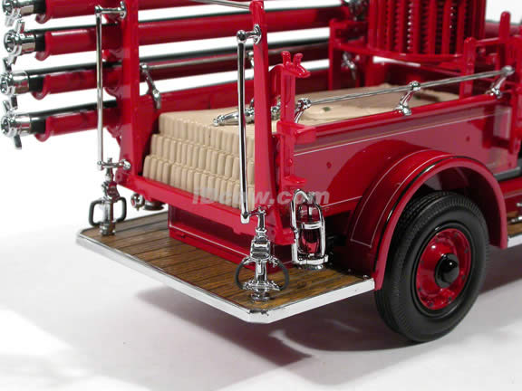 1927 Seagrave Fire Engine diecast model truck 1:24 scale die cast by Signature Yat Ming