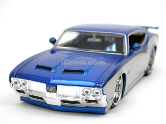 1970 Oldsmobile 442 diecast model car 1:24 scale die cast by Jada Toys - Blue Silver 90552
