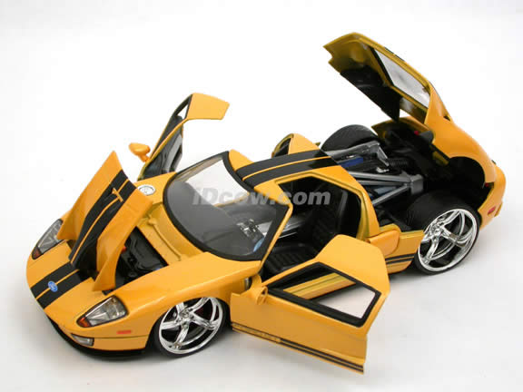 2005 Ford GT diecast model car 1:24 scale die cast by Jada Toys - Yellow 90075