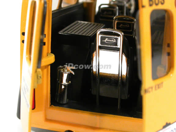Skool Bus Div Cruizer School Bus diecast model car 1:24 scale die cast by Jada Toys - 92162
