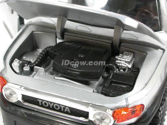 2007 Toyota FJ Cruiser diecast model car 1:24 scale die cast by Jada Toys - Silver 91848
