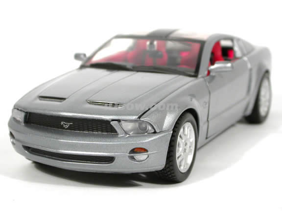 2005 Ford Mustang GT Concept diecast model car 1:24 scale die cast by Motor Max - Silver