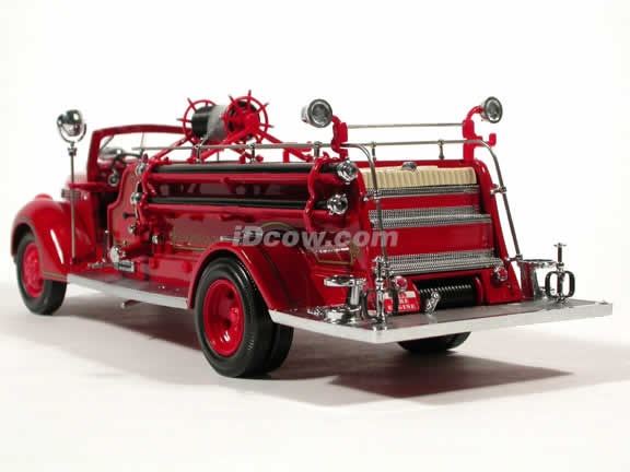 1938 Ford Fire Engine diecast model truck 1:24 scale die cast by Signature Yat Ming