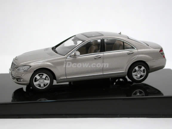 2005 Mercedes Benz S Class diecast model car 1:43 scale die cast from AUTOart - Silver 56201