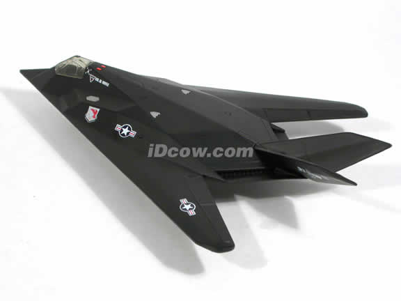 Lockheed F117 Nighthawk Stealth Figher plastic jet model 1:72 scale from NewRay - 21303