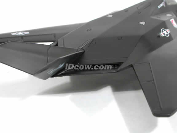 Lockheed F117 Nighthawk Stealth Figher plastic jet model 1:72 scale from NewRay - 21303