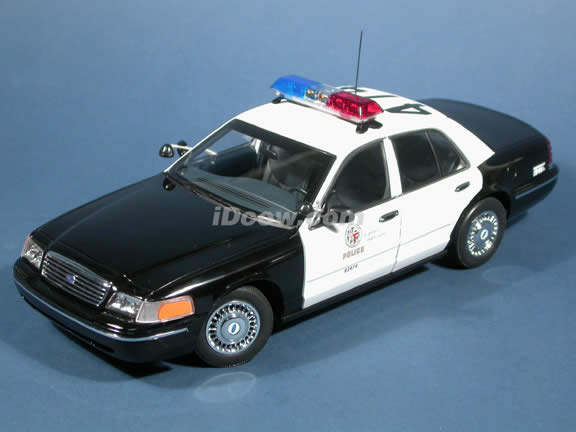 2004 Ford Crown Victoria LAPD Police Car diecast model car 1:18 scale die cast by AUTOart