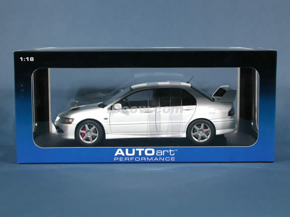 2005 Mitsubishi Lancer Evolution VIII diecast model car 1:18 scale die cast by AUTOart - White (RHD)