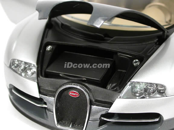 2004 Bugatti Veyron diecast model car 1:18 scale EB 16.4 by AUTOart - Silver Grey Limited Edition