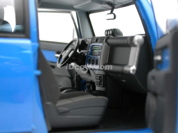 2007 Toyota FJ Cruiser diecast model car 1:18 scale die cast by AUTOart - Blue 78855