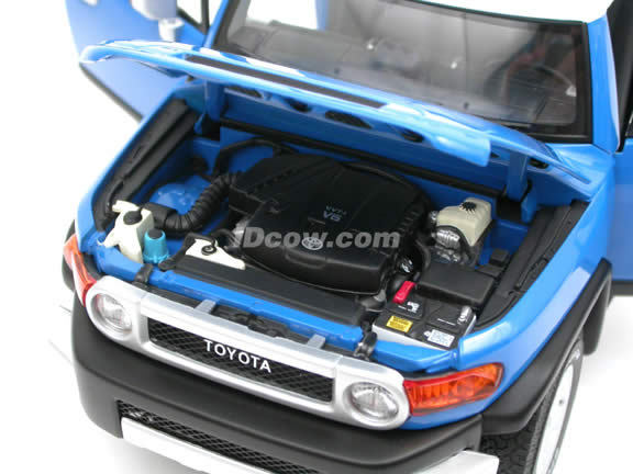 2007 Toyota FJ Cruiser diecast model car 1:18 scale die cast by AUTOart - Blue 78855