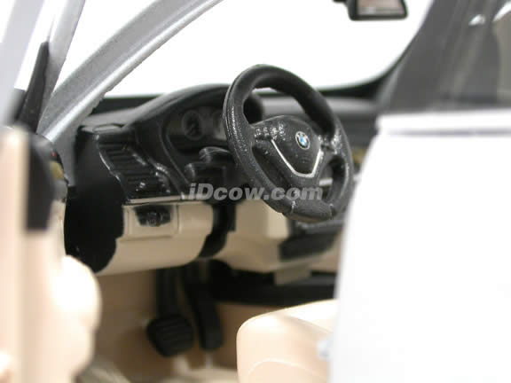 2007 BMW X5 diecast model car 1:19 scale 4.8i by Bburago - Silver 110209