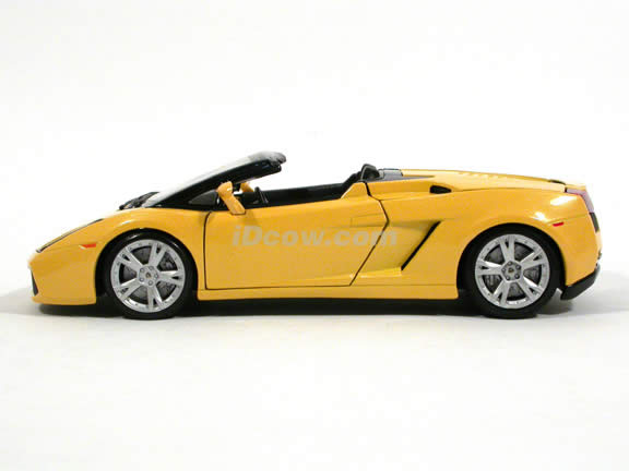 2006 Lamborghini Gallardo diecast model car 1:18 scale spyder by Bburago - Yellow Spyder