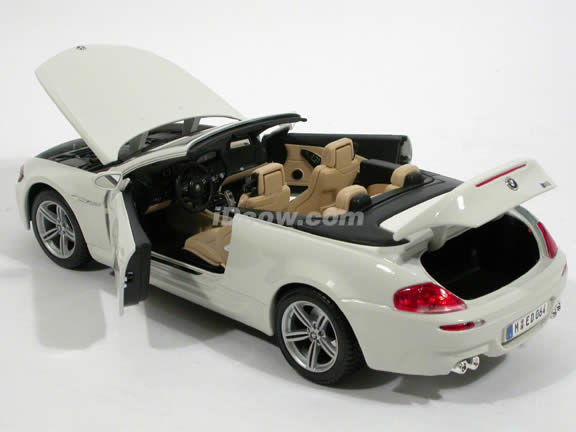 2007 BMW M6 diecast model car 1:18 scale cabrio by Maisto - White Cabrio
