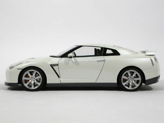 2009 Nissan GT-R diecast model car 1:18 scale die cast by AUTOart - Pearl White 77387
