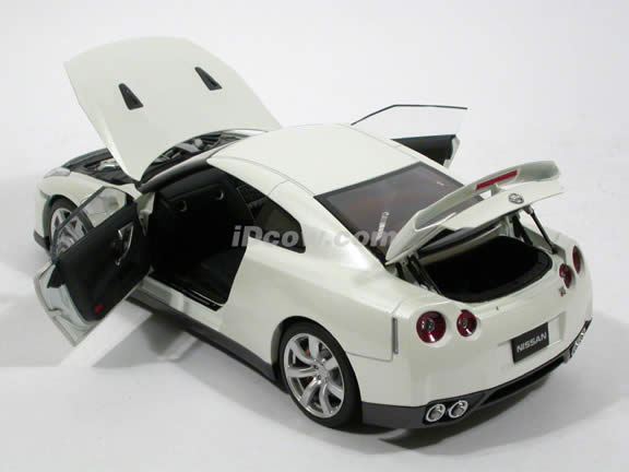 2009 Nissan GT-R diecast model car 1:18 scale die cast by AUTOart - Pearl White 77387
