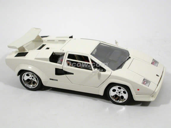 1985 Lamborghini Countach diecast model car 1:18 scale 5000 Quattrovalvole by Bburago - White 1812027