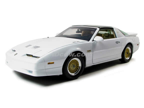 1989 Pontiac Trans Am diecast model car 1:18 scale die cast by GreenLight Collectibles - White