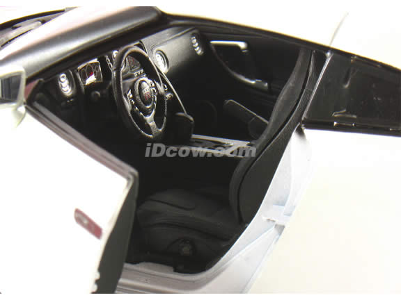 2009 Nissan GT-R diecast model car 1:18 scale die cast by Bburago - Pearl White