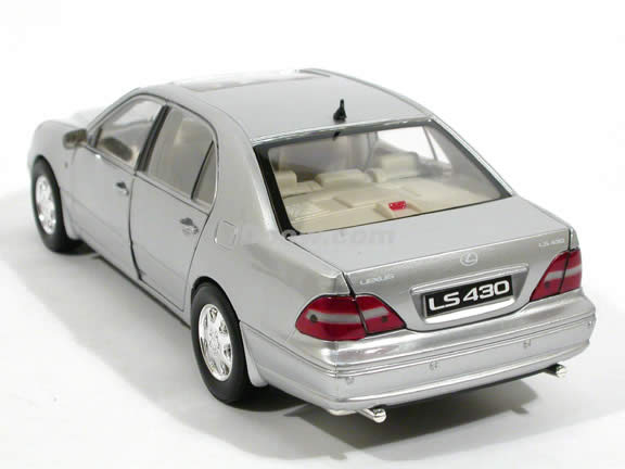 2002 Lexus LS430 diecast model car 1:18 scale die cast by Motor Max - Silver