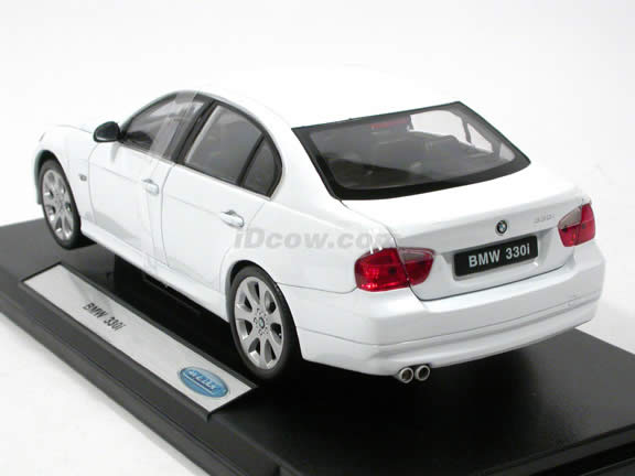 2008 BMW 330i diecast model car 1:18 scale die cast by Welly - White