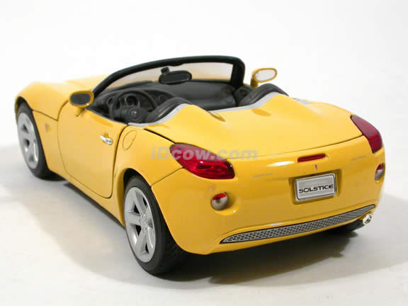 2006 Pontiac Solstice diecast model car 1:18 scale die cast by Yat Ming - Yellow