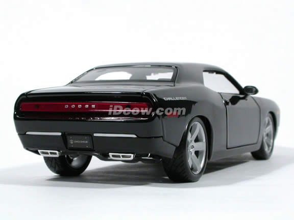 2006 Dodge Challenger diecast model car 1:18 scale die cast by Maisto - Black 36138