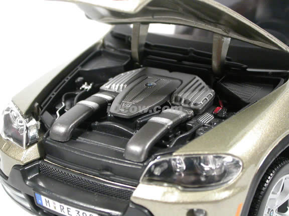 2007 BMW X5 diecast model car 1:19 scale 4.8i by Bburago - Champaign