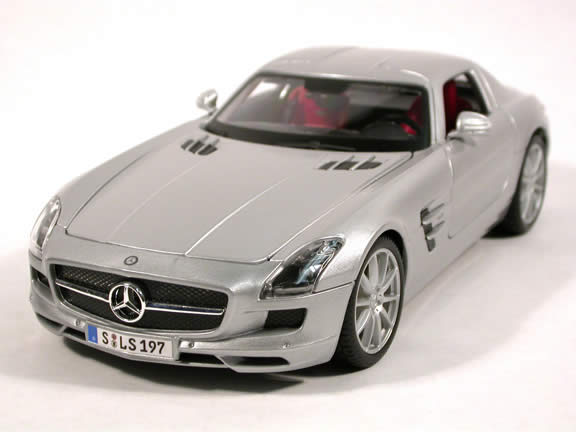 2011 Mercedes Benz SLS AMG diecast model car 1:18 scale die cast by Maisto - Silver