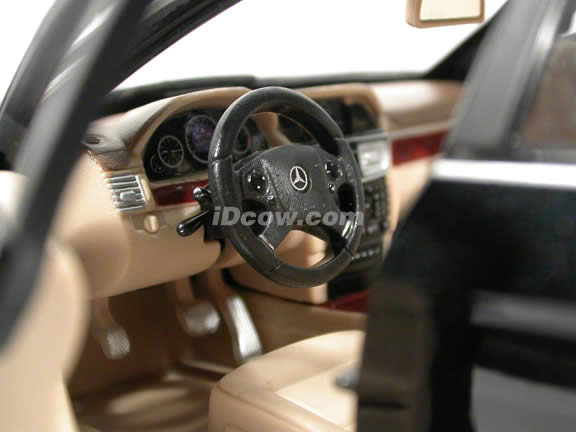 2010 Mercedes E Class diecast model car 1:18 scale die cast by Maisto - Black
