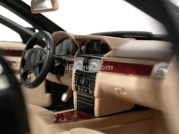 2010 Mercedes E Class diecast model car 1:18 scale die cast by Maisto - Black