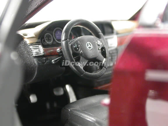 2010 Mercedes E Class diecast model car 1:18 scale die cast by Maisto - Maroon