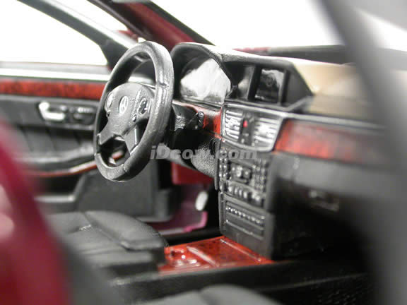 2010 Mercedes E Class diecast model car 1:18 scale die cast by Maisto - Maroon