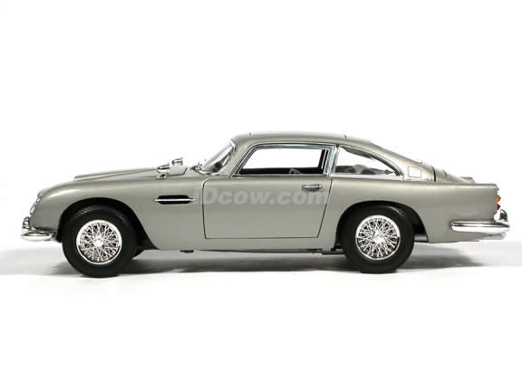 1965 Aston Martin DB5 007 James Bond Gold Finger diecast model car 1:18 scale die cast by Ertl