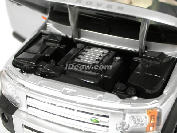 2005 Land Rover LR3 diecast model SUV 1:18 scale die cast by Ertl - Silver