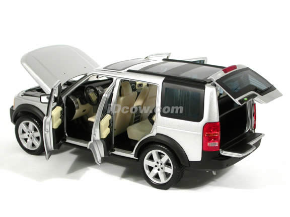 2005 Land Rover LR3 diecast model SUV 1:18 scale die cast by Ertl - Silver