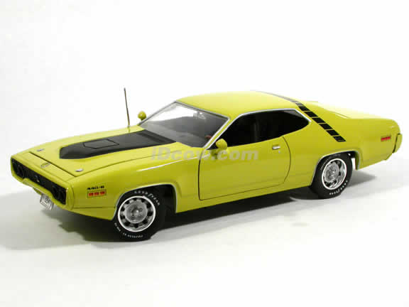 1971 Plymouth Road Runner diecast model car 1:18 scale die cast by Ertl - Lime Yellow 33985
