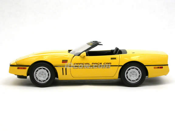 1986 Chevrolet Corvette diecast model car 1:18 scale Indy 500 Pace Car by GreenLight Collectibles - Yellow 11801